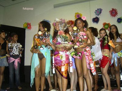 Foto 12 uit miss verkiezing 2005