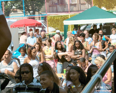 Foto 194 uit carnaval 2006 b.w