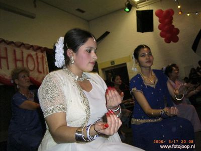 Foto 92 uit holi feest 2006 b.w