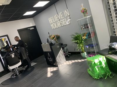 Foto 11 uit Opening Kapsalon