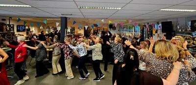 Foto 5 uit Optreden van Johnnie Valentino en Prissilla Ophof bij Usv Vosbergenpad 30 beverwaard en Ton van Galen 80 Jaar 11-10-2026 