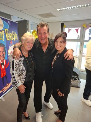 Foto 21 uit Optreden van Johnnie Valentino en Prissilla Ophof bij Usv Vosbergenpad 30 beverwaard en Ton van Galen 80 Jaar 11-10-2026 