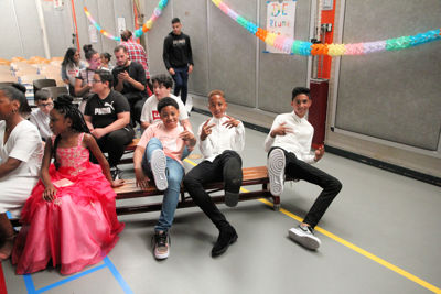 Foto 55 uit RegenboogEindFeest