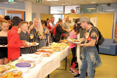 Foto 115 uit RegenboogEindFeest