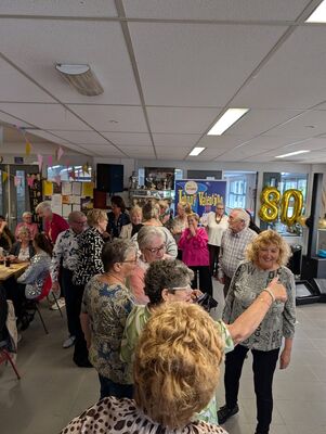 Foto 16 uit Optreden van Johnnie Valentino en Prissilla Ophof bij Usv Vosbergenpad 30 beverwaard en Ton van Galen 80 Jaar 11-10-2026 