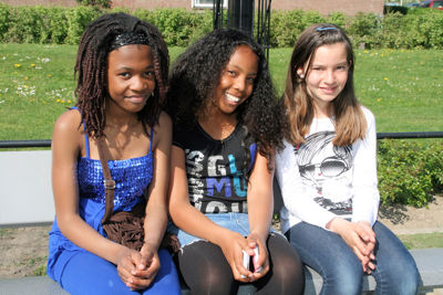 Foto 2 uit 3MeisjesOpBankje